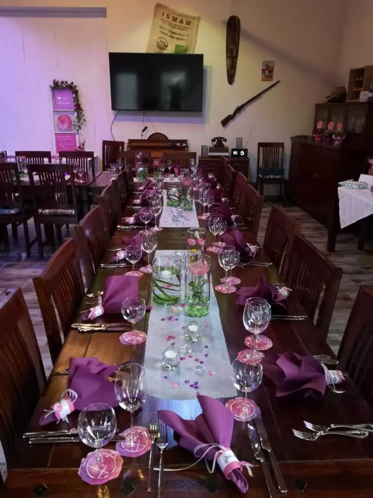 Tisch mit Flammkuchen, Getränken und Sonnenlicht